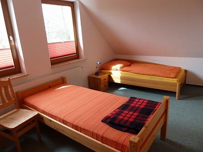 Zweit Schlafzimmer mit drei Einzelbetten
