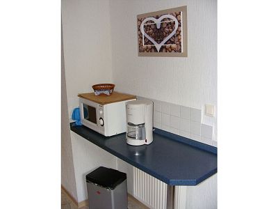 Küche mit Mikrowelle und Kaffeemaschiene