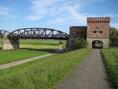 Alte Eisenbahnbrücke an der Elbe
